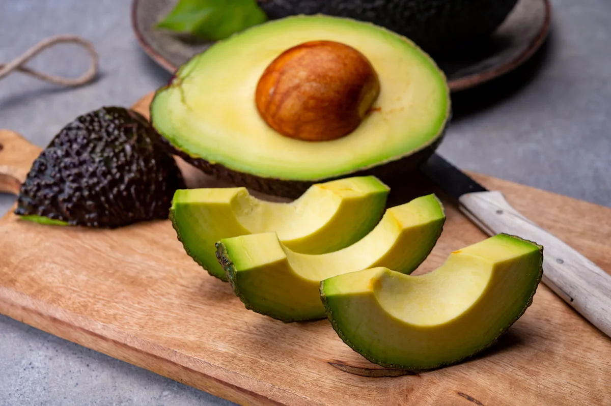 El hueso de aguacate tiene muchos beneficios para la salud