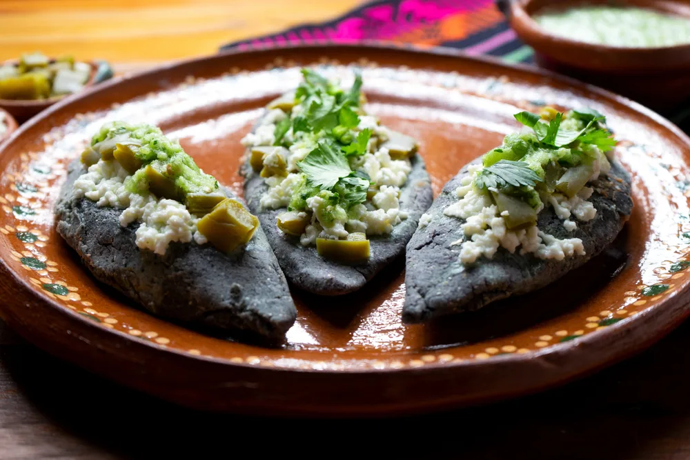 Cómo hacer Tlacoyos rellenos de frijoles y requesón