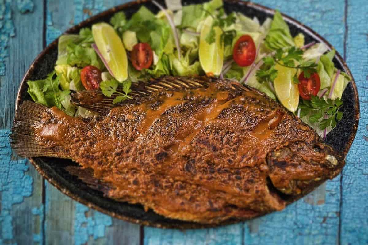 cómo hacer mojarras fritas al mojo de ajo