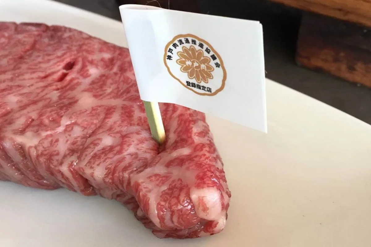 La carne de Kobe proviene de la raza de las vacas llamadas Tajima-gyu y hay al año alrededor de 3 mil cabezas.