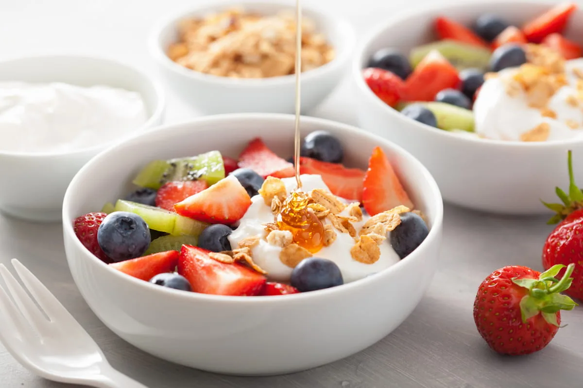 Tazón de fruta con yogur y miel