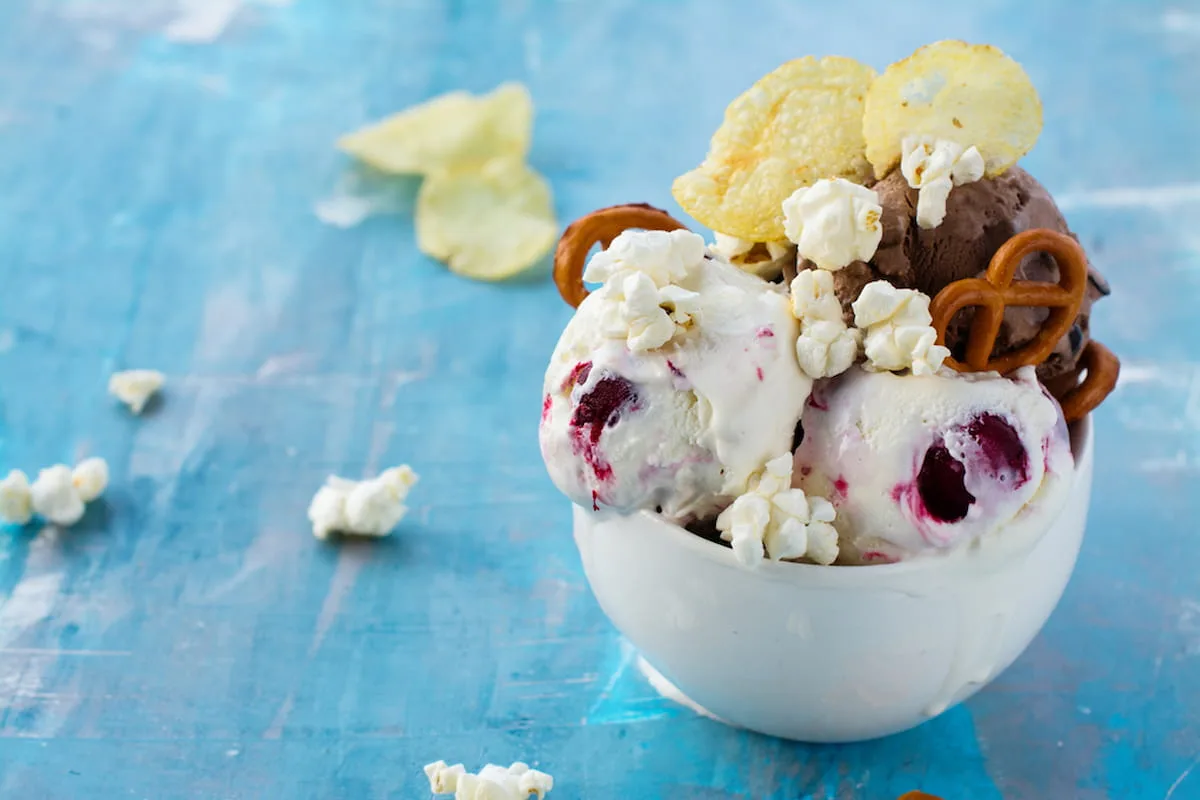 Helado con palomitas y pretzels de chocolate. Combinación de sabores dulces y salados