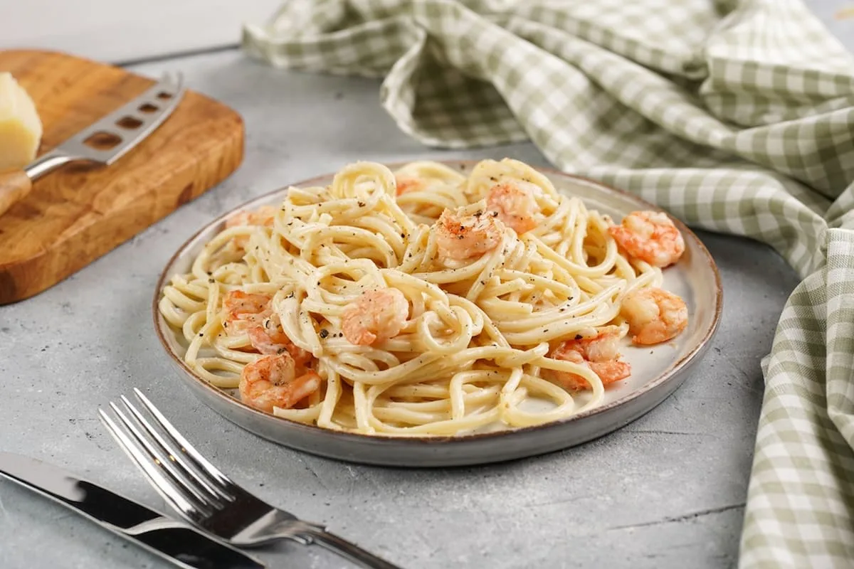 Pasta con camarones a la mantequilla, ajo y limón