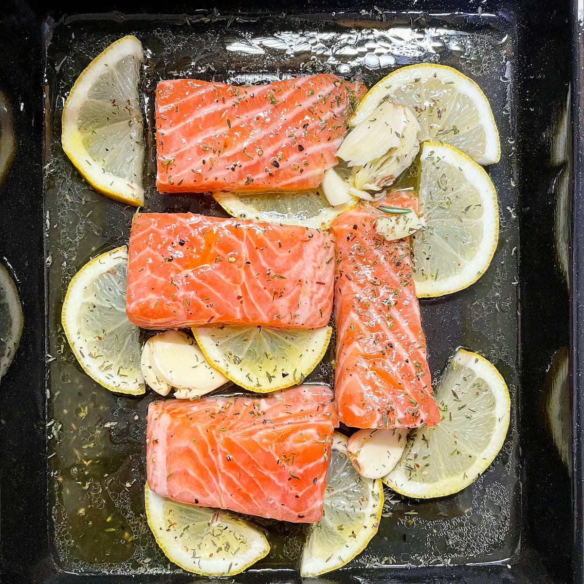 Cama de rodajas de limón para que el pescado a la plancha no se pegue