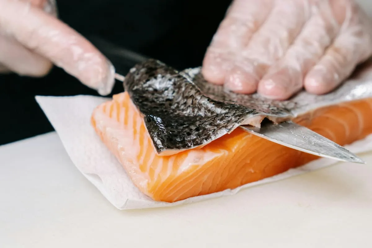 Mantener la piel del pescado ayudará a que no se pegue a la plancha