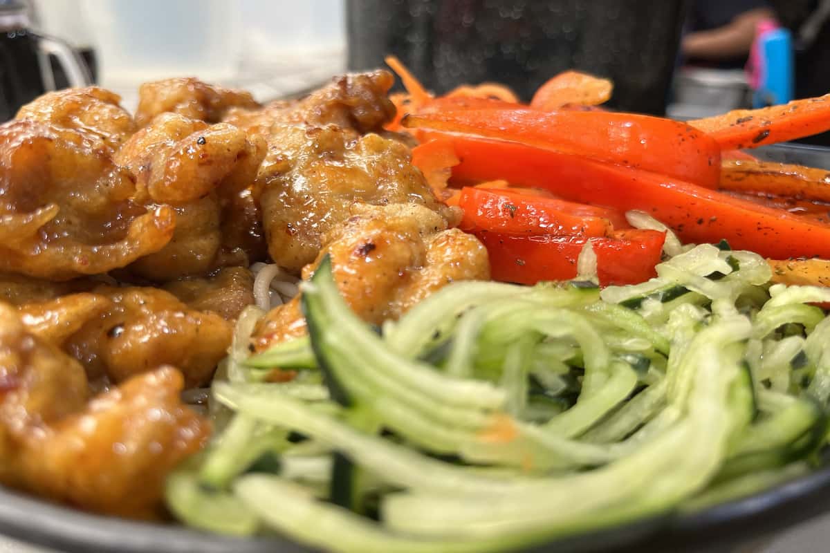 Ramen caldoso con pollo y pimientos de Azul Peltre en Santa Maria la Ribera.