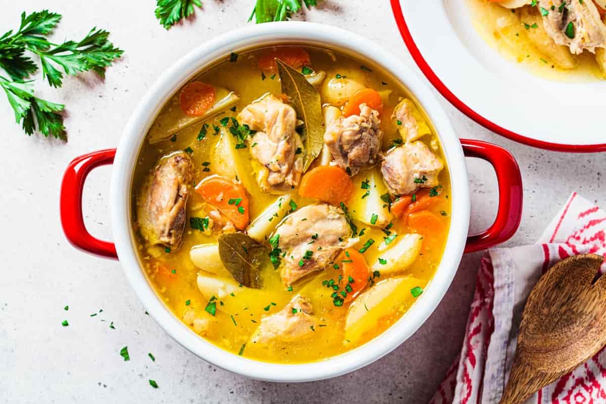 La cocina de mamá es simplemente inigualable: es ese caldo de pollo que sabe cómo arrancarte el frío desde las entrañas, y es también esa receta que era tu favorita para los días fríos y melancólicos.