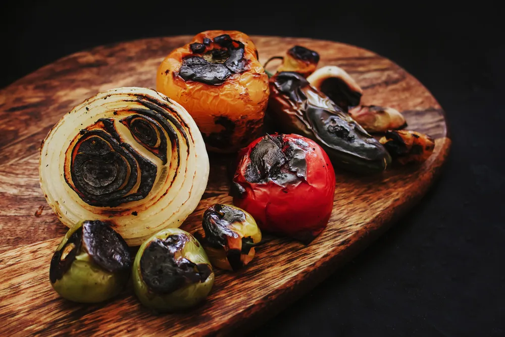 Técnica de tatemar verduras para salsa