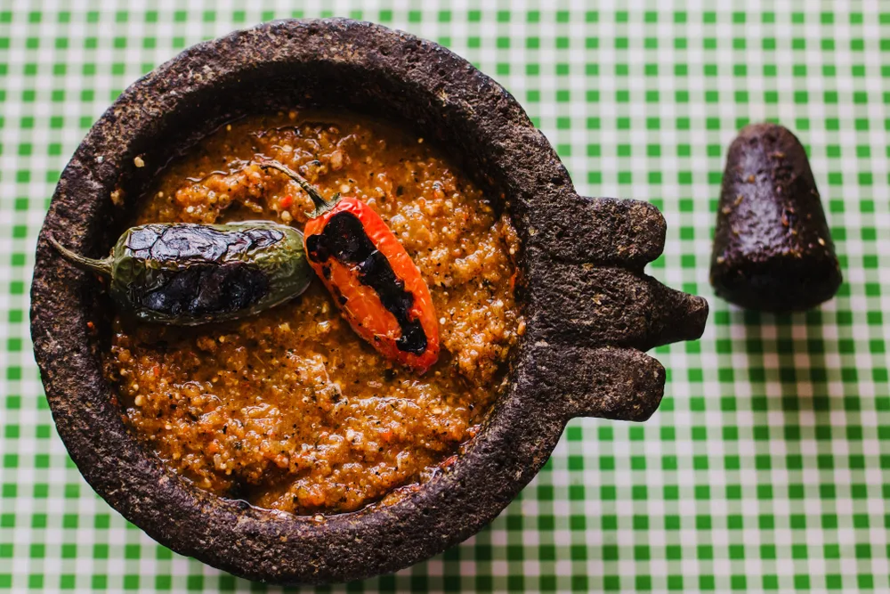 Técnica de tatemar verduras para salsa