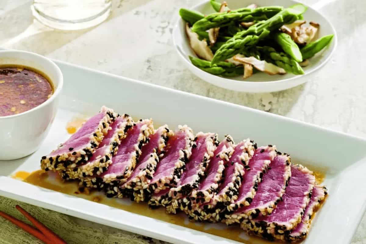atún tataki qué es