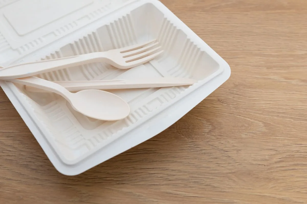 El plástico biodegradable y compostable se está convirtiendo en una opción más común por las personas.
