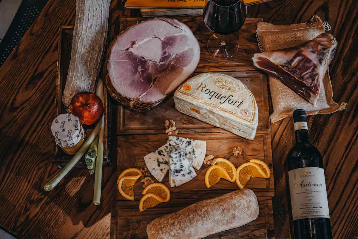 Disfruta de una noche increíble con buen vino y una deliciosa tabla de quesos 
