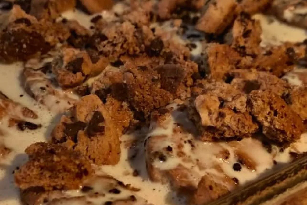 Carlota de galletas de chispas con chocolate, postre sin horno fácil con tres ingredientes