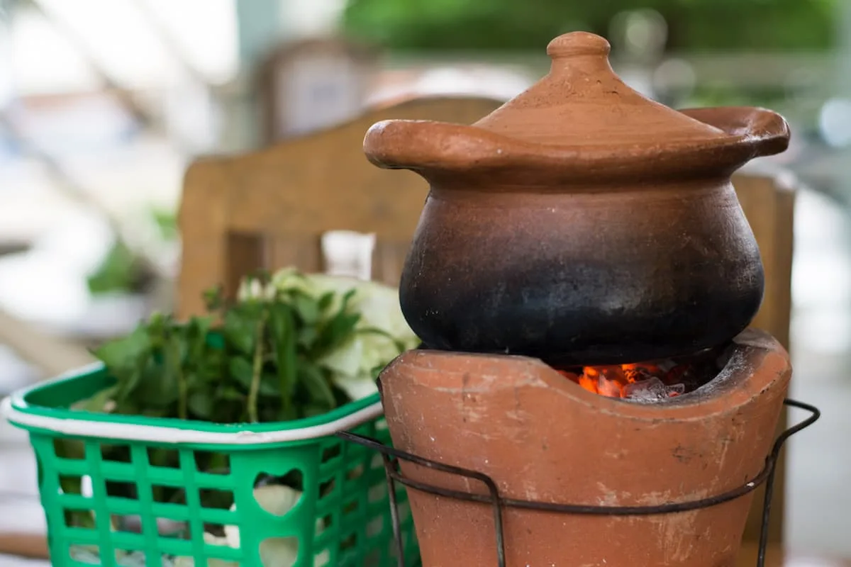 Frijoles negros cocidos en olla de barro.