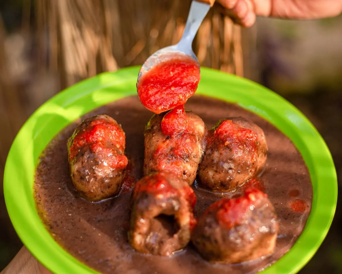 Los Joloches o joroches son un guisado que se prepara con pequeñas bolas hechas de masa de maíz, manteca de cerdo y hojas de chaya, que se cocinan en un caldo de frijol colado, y se aderezan con salsa frita de tomate. 