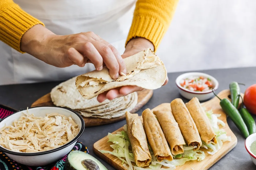 Los tacos dorados son una opción saludable, ya que combinan ingredientes como pollo (o papa, en su defencto) tortillas, lechuga y salsa verde.