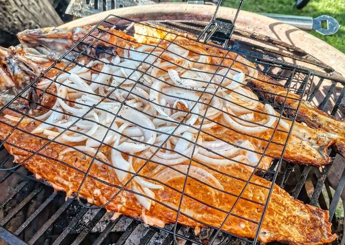 El nombre del plato (pescado zarandeado) proviene de la palabra "zaranda", que se refiere al nombre de la parrilla utilizada en la preparación del pescado.