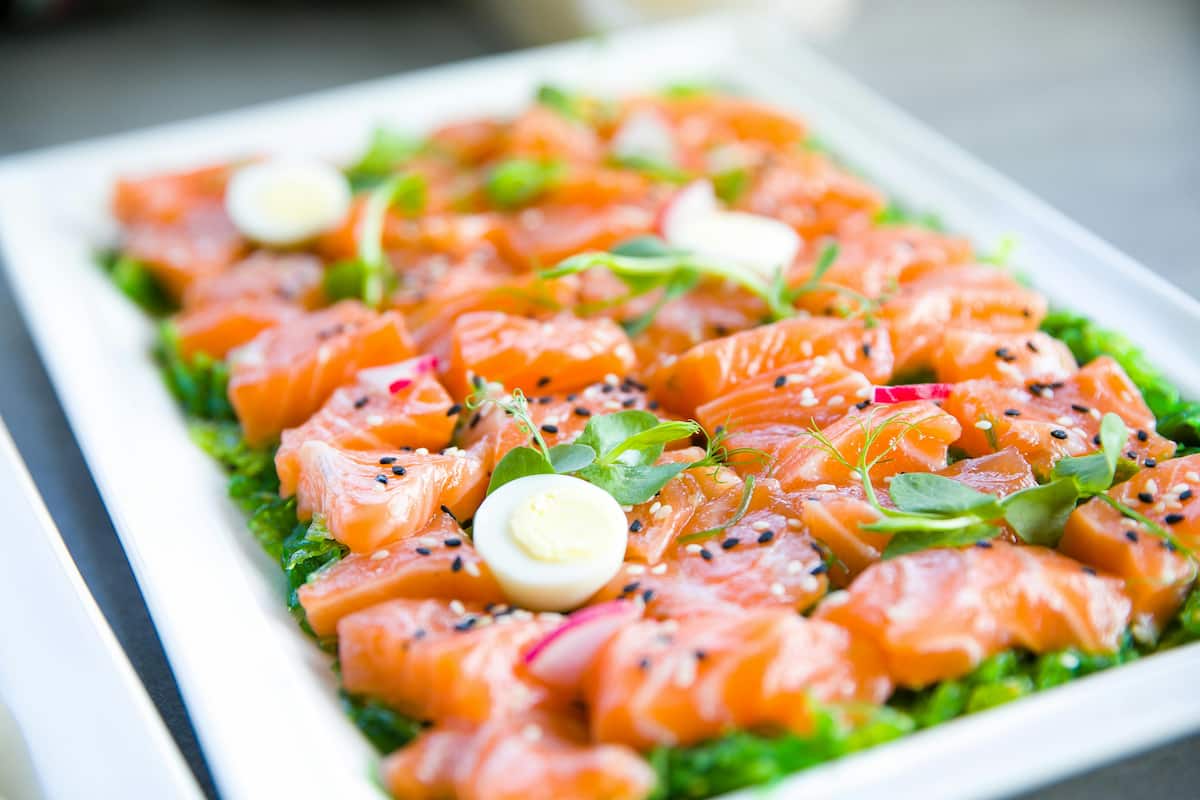 El tiradito se diferencia del ceviche porque los cortes del pescado son finos (más parecido a un sashimi) y no en cubos.