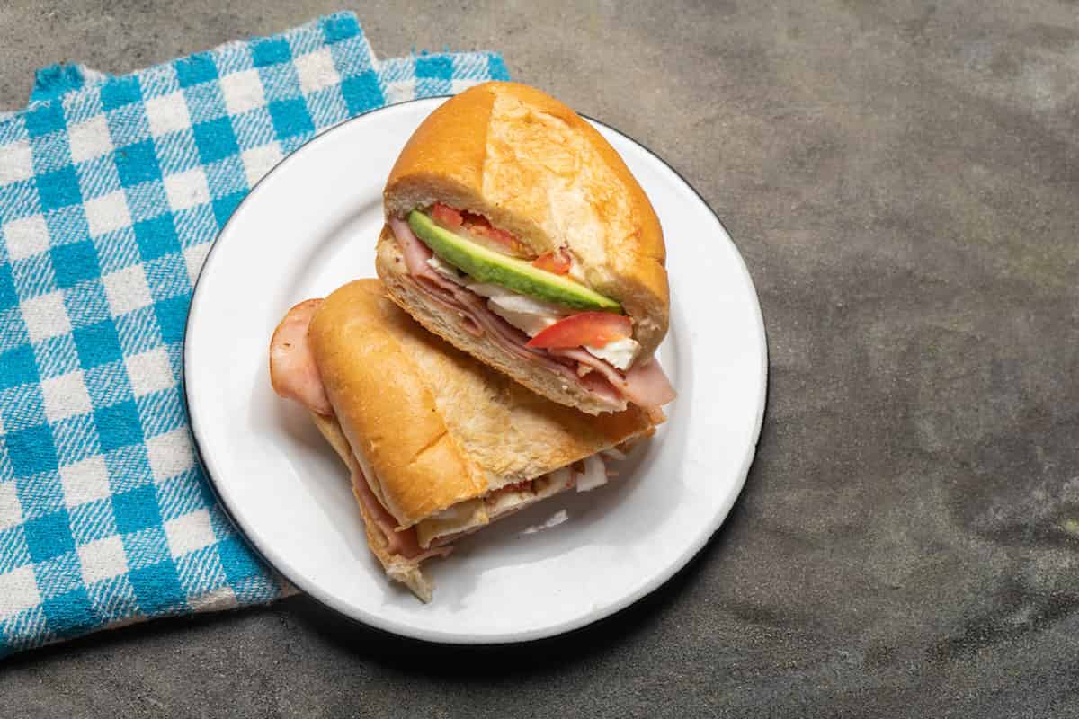 Las tortas los llevan ingredientes mexicanos como frijoles, aguacates, jamón, queso, jalapeños.