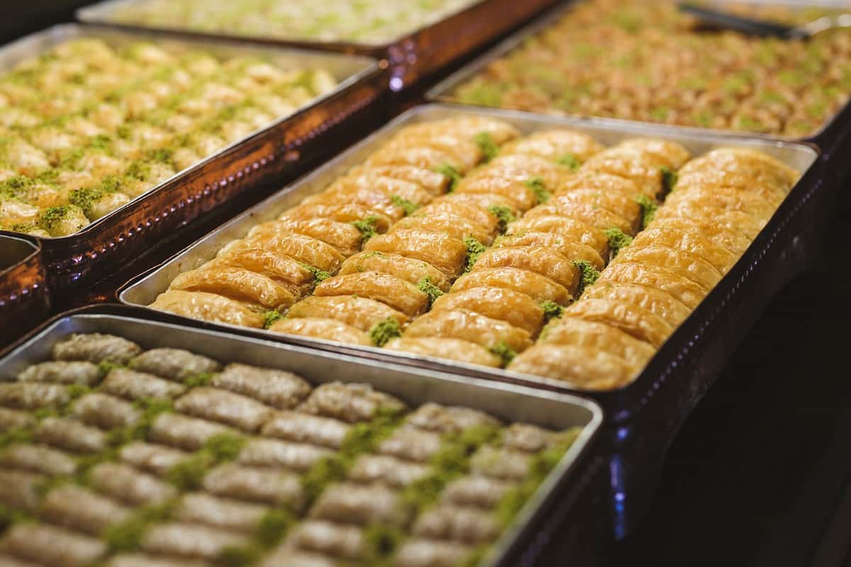 el baklava es un postre turco que se hace con pasta filo y pistachos