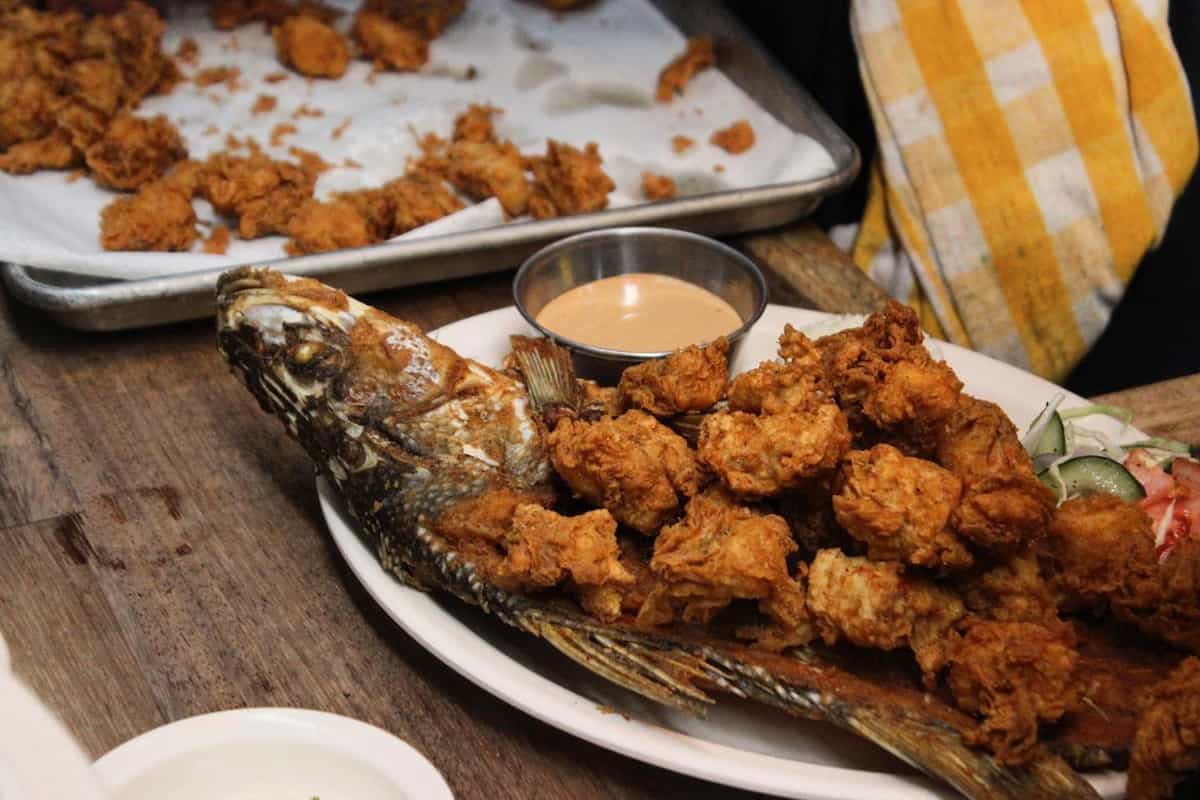 la clásica receta de pescado frito, una deliciosa preparación de playa