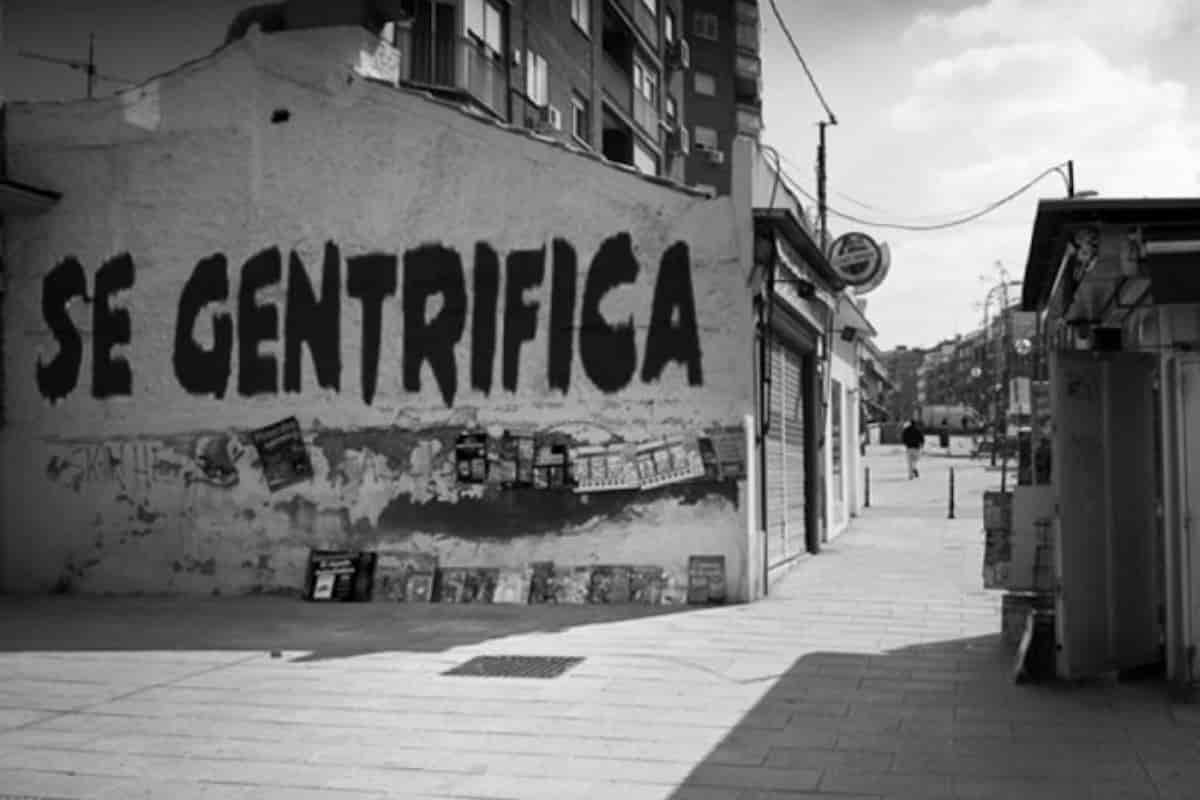 la gentrificación es el proceso de renovación y reconstrucción urbana en el cual personas de un estatus socioeconómico ascendente desplazan a los habitantes de una zona determinada. 