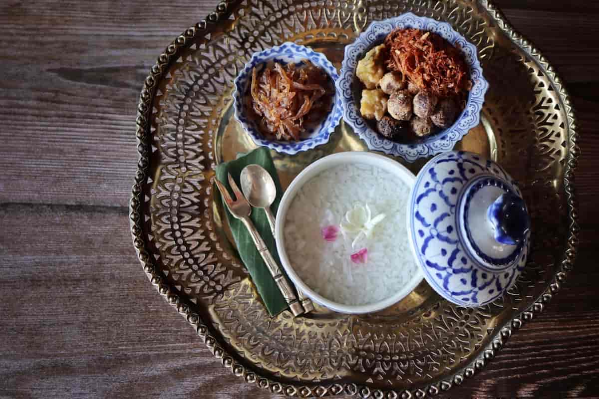 El Khao chae es una experiencia que incluye muchos accesorios elaborados.