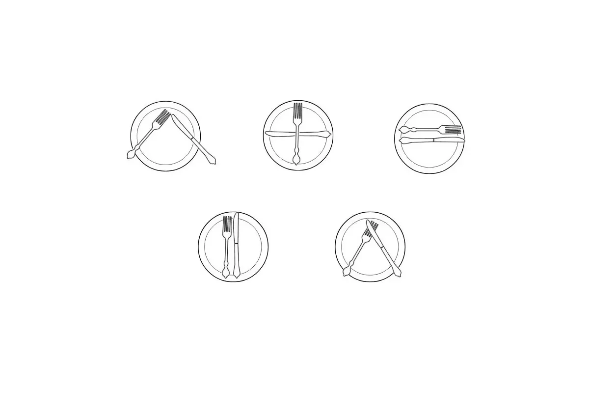 Los cubiertos cuando se dejan colocados de una determinada forma sobre el plato pueden indicar una cosa u otra.