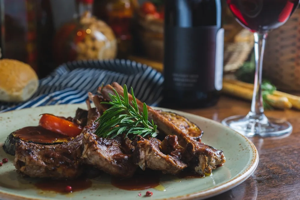 Costillas de res a la cacerola con vino tinto