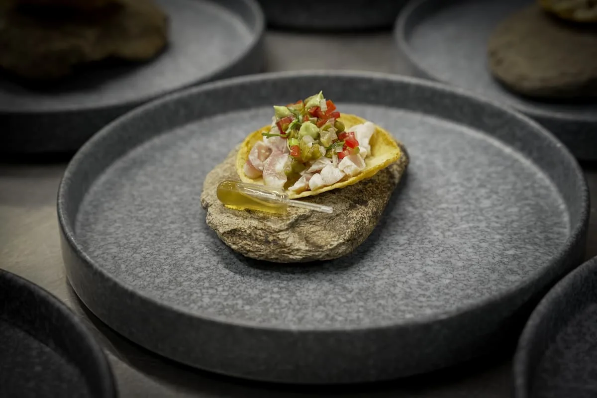 Tostadita de trucha arcoíris de Aquiles Chávez.
