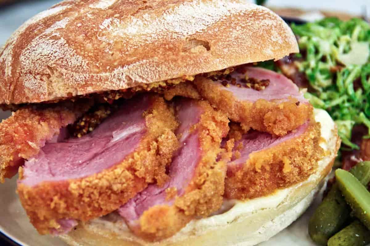 comida típica de Canadá el Pealmeal Bacon o Cornmeal Bacon