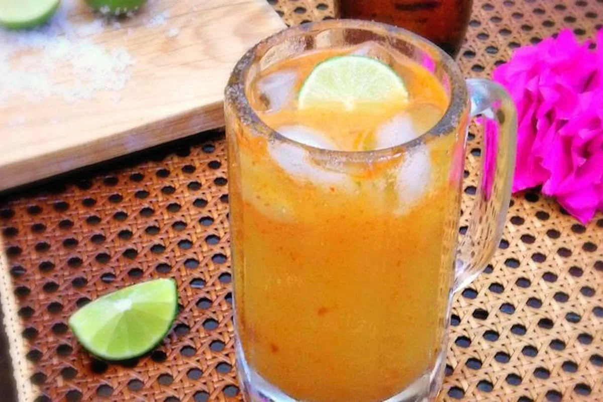 Micheladas de maracuyá con chile
