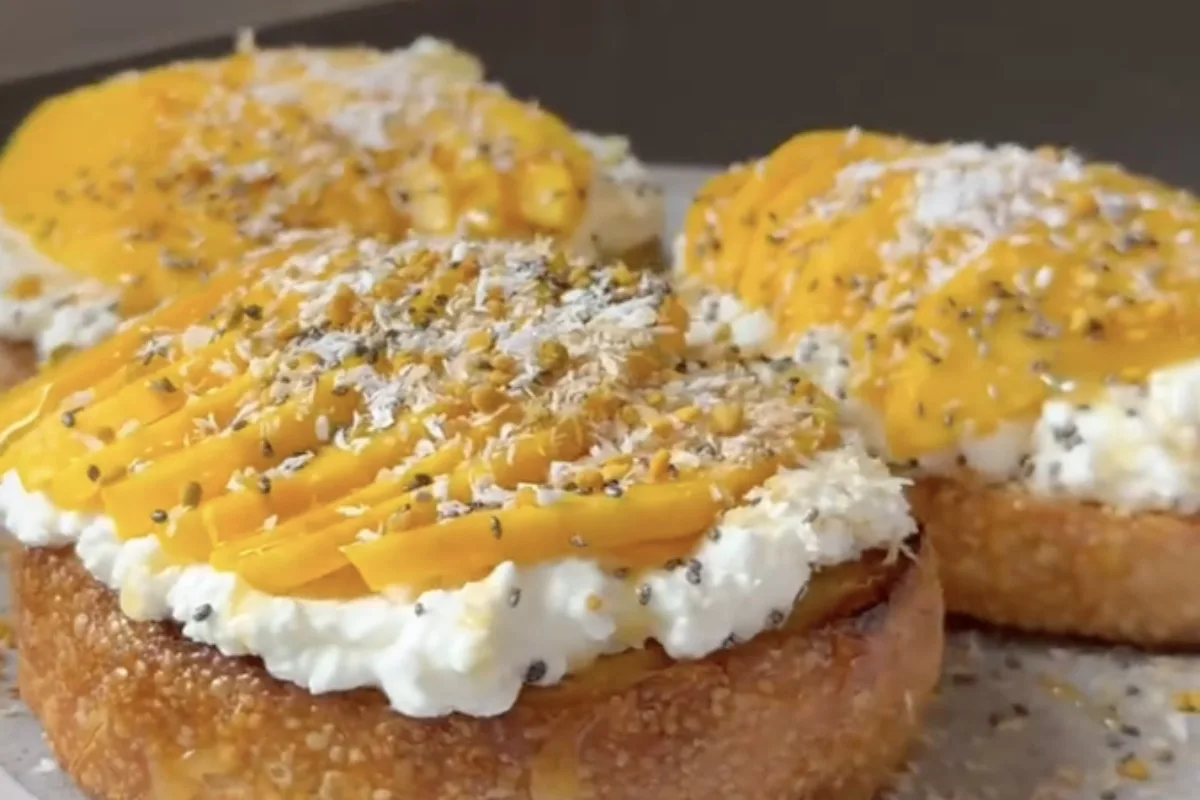 Toast de queso cottage con mango