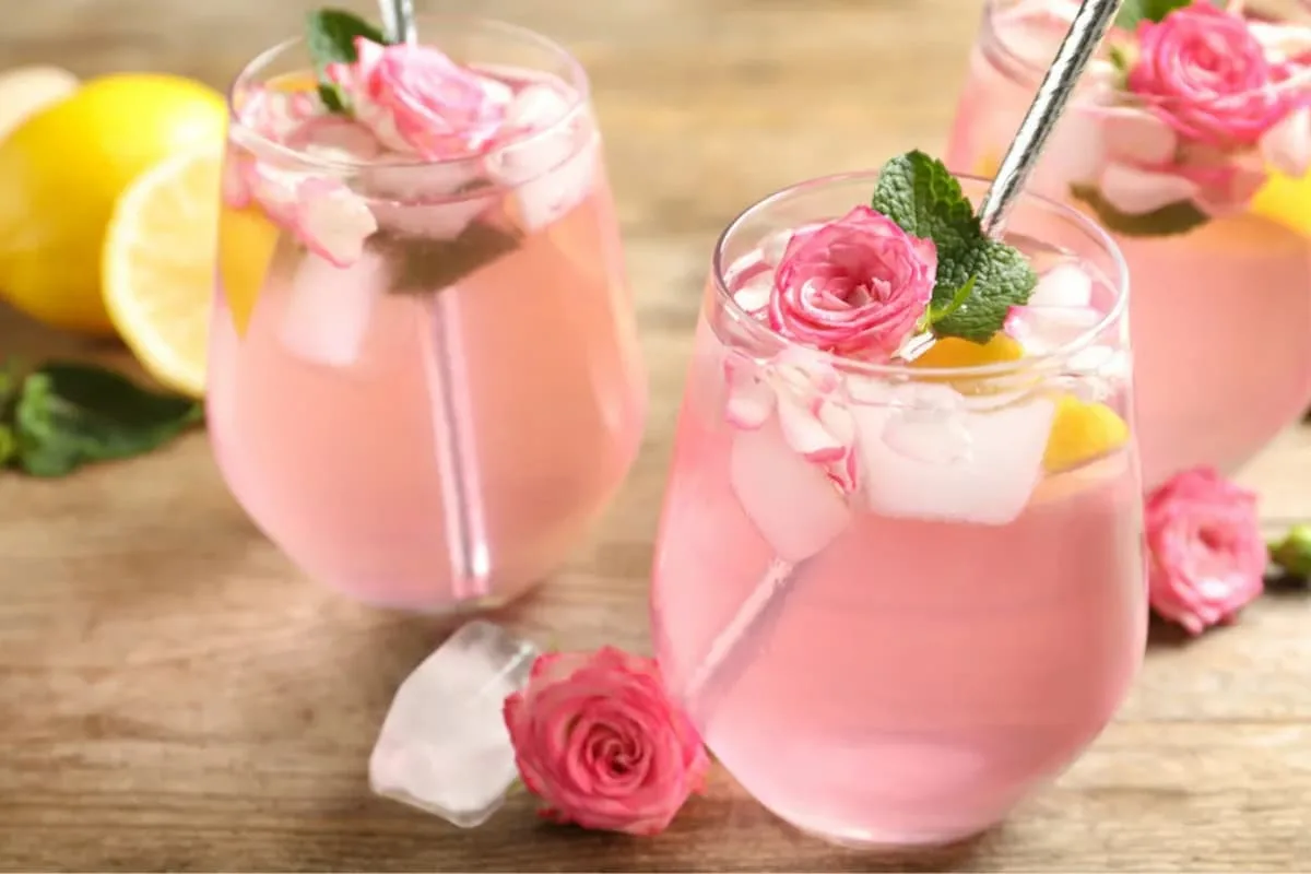 Mejor forma para mantenerse hidratado / Foto: Agua fresca con pétalos y un toque cítrico/ Cardamomo.news