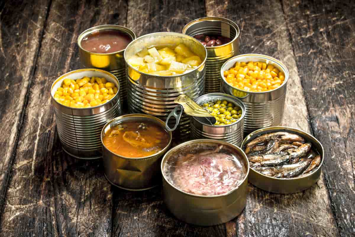 Los alimentos enlatados deben de refrigerarse y guardarse en un tupper de vidrio.