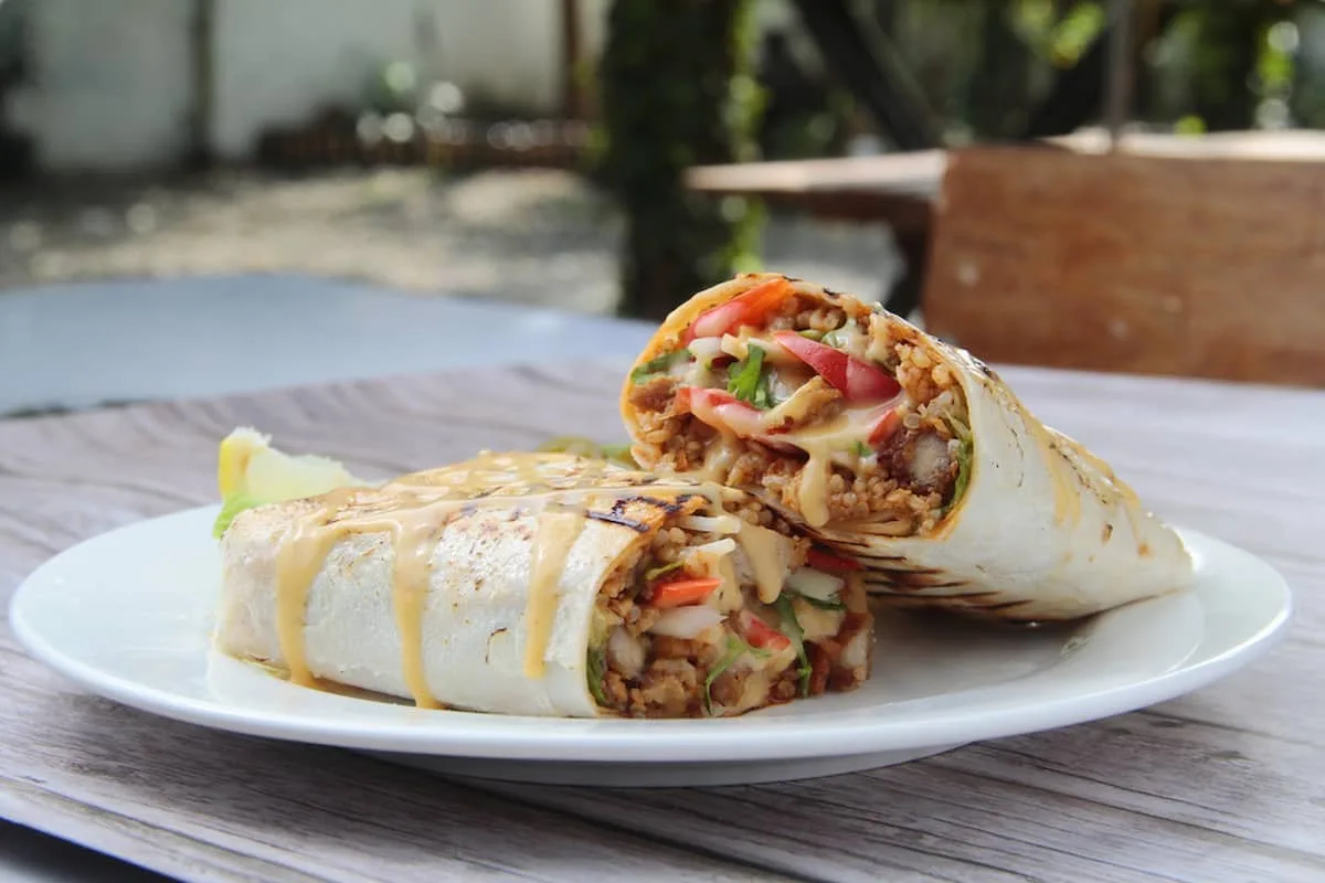 El burrito es un plato que ha evolucionado, empezó siendo una mezcla de carne, queso y tomate envuelta en una tortilla.