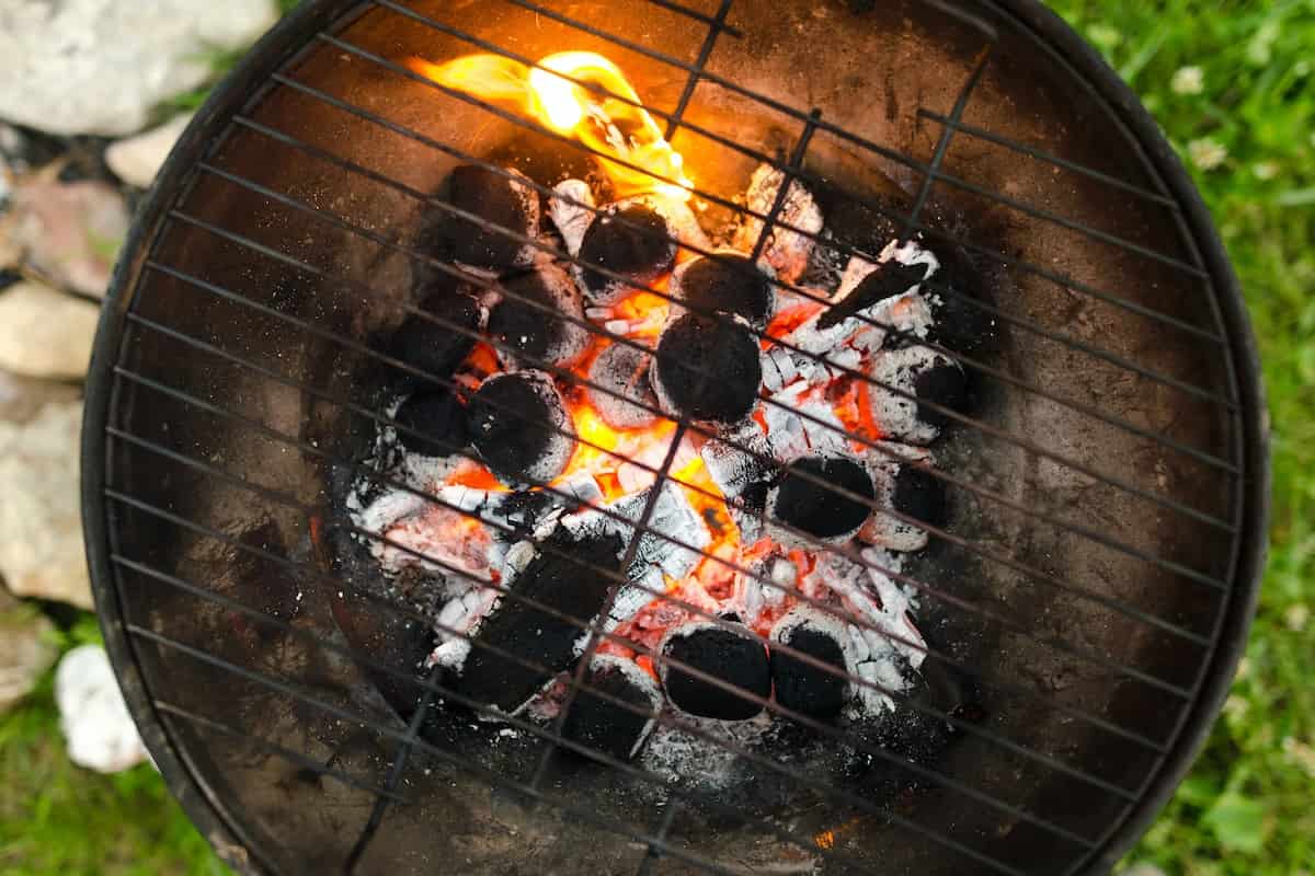 4 formas muy sencillas y baratas para prender el asador
