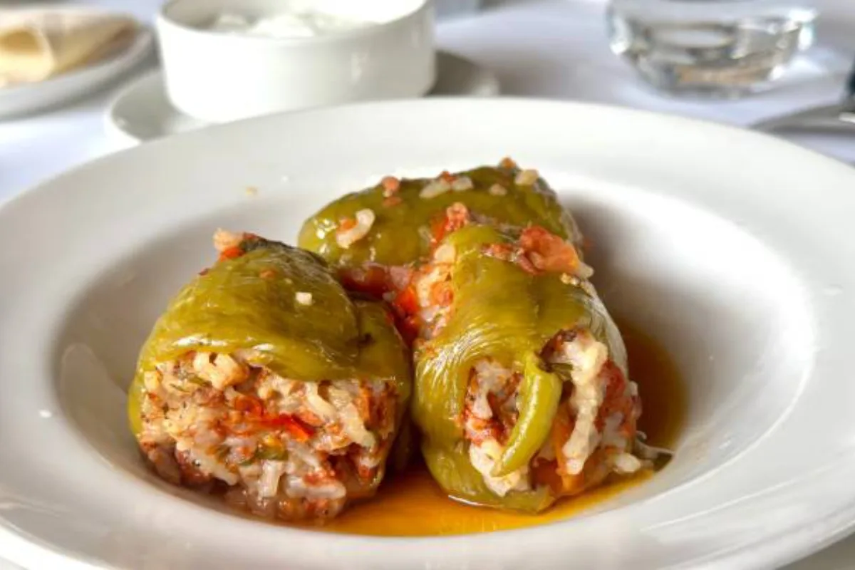 Chiles rellenos con carne de res deshebrada. / Foto: iStock