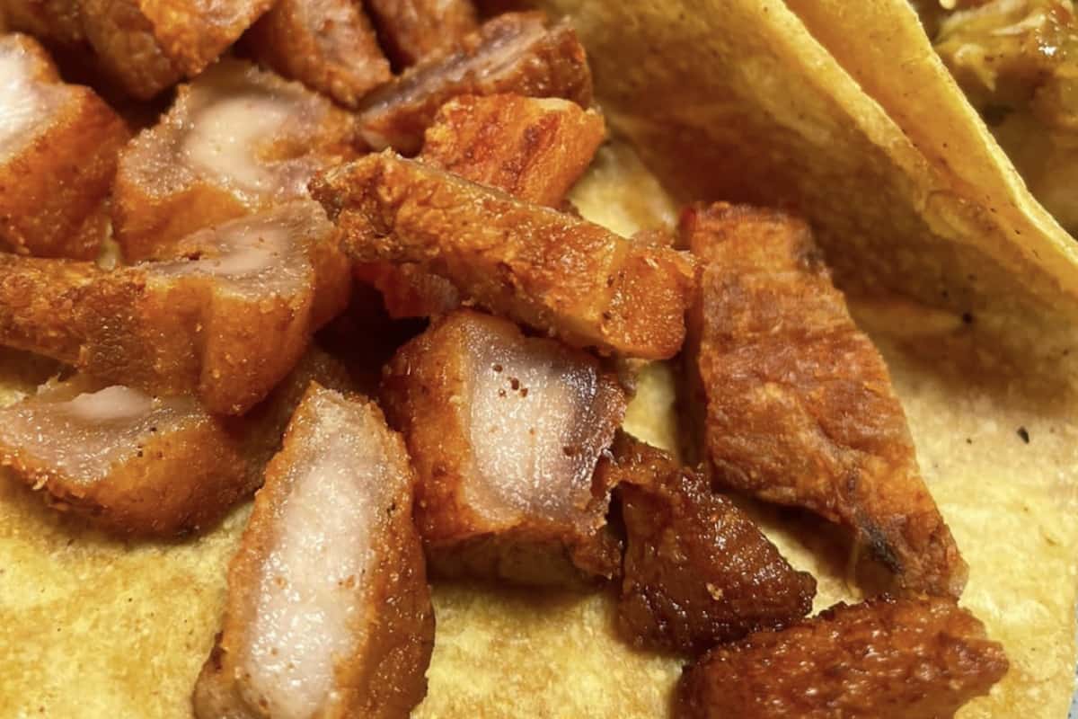 En Mérida, por ejemplo, el chicharrón del cerdo es conocido como castacán. / Foto: cortesía @chicharronregio