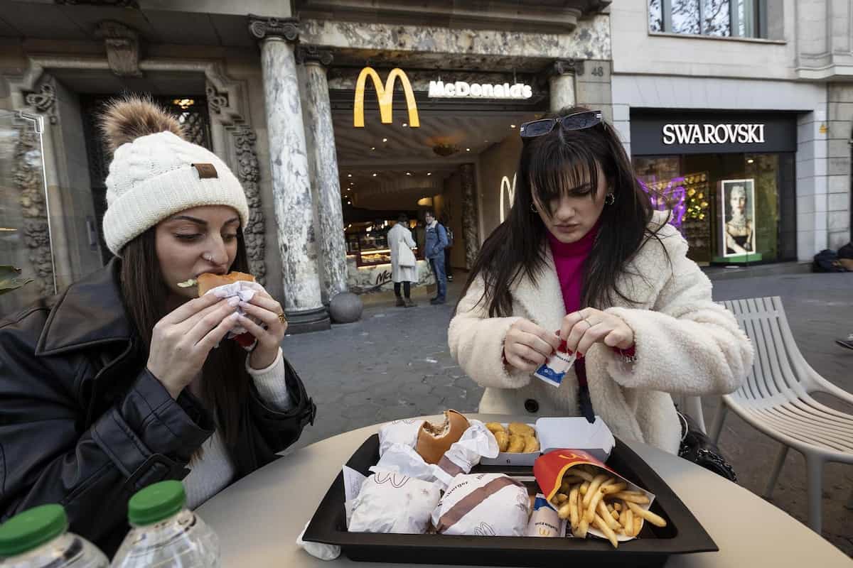 lor turistas están en búsqueda de comida fácil de adquirir, barata y rápida, esto afecta a muchos negocios tradicionales de comida típica