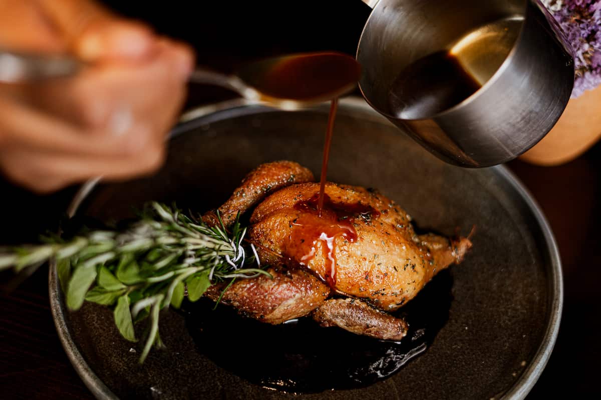 Pollito de leche marinado, propuesta gastronómica del chef Israel Loyola en El Parián Atelier.