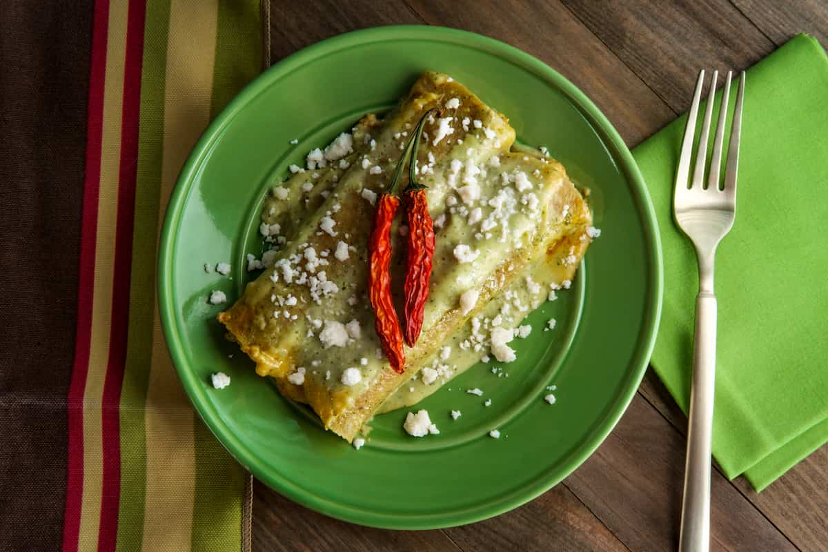 Enchiladas poblanas rellenas de huitlacoche