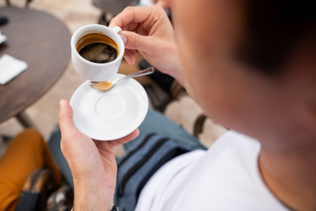 Persona bebiendo taza de café