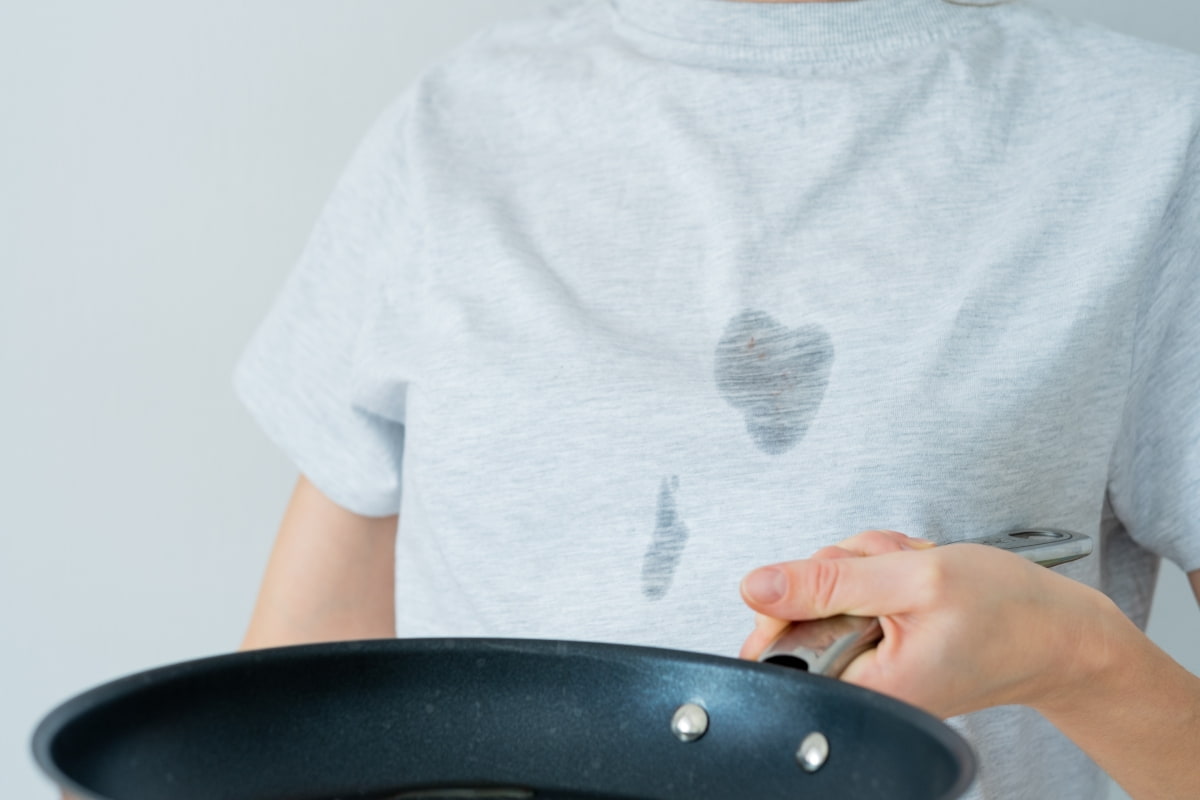 ¿Cómo quitar manchas de aceite en la ropa?