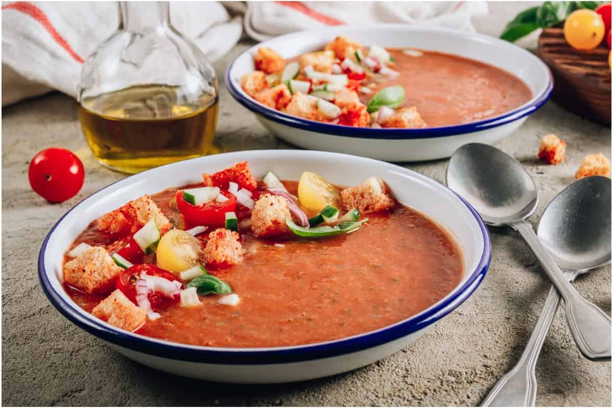 Complementa el menú de tu cena con estas recetas de sopas frías.