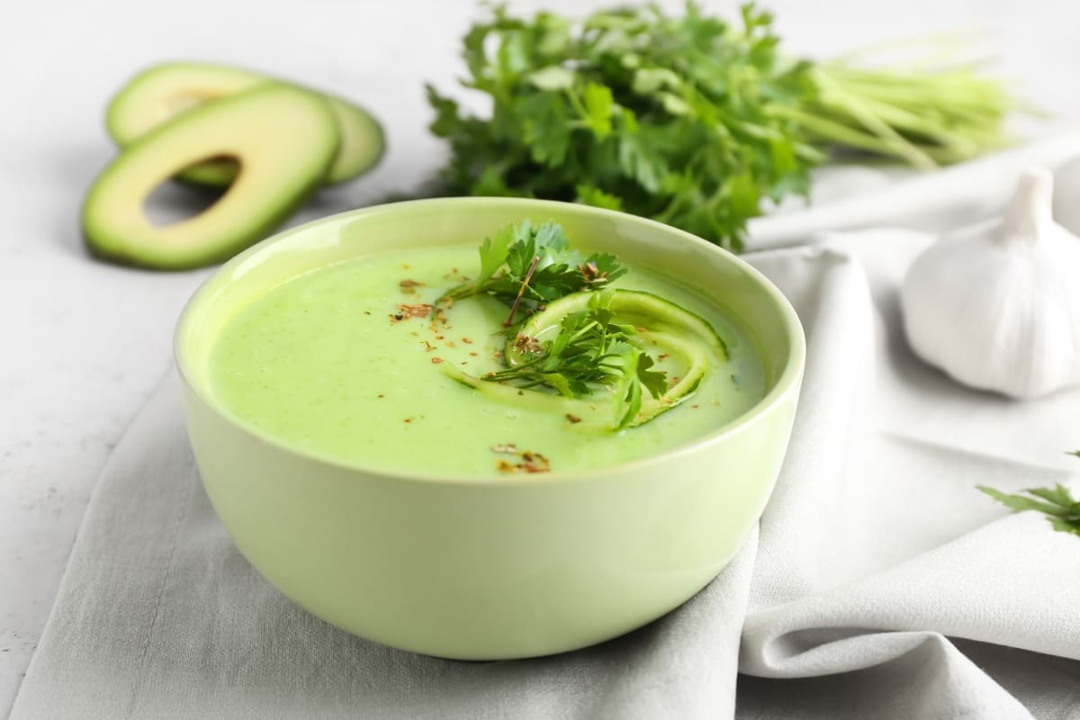 Complementa el menú de tu cena con estas recetas de sopas frías.
