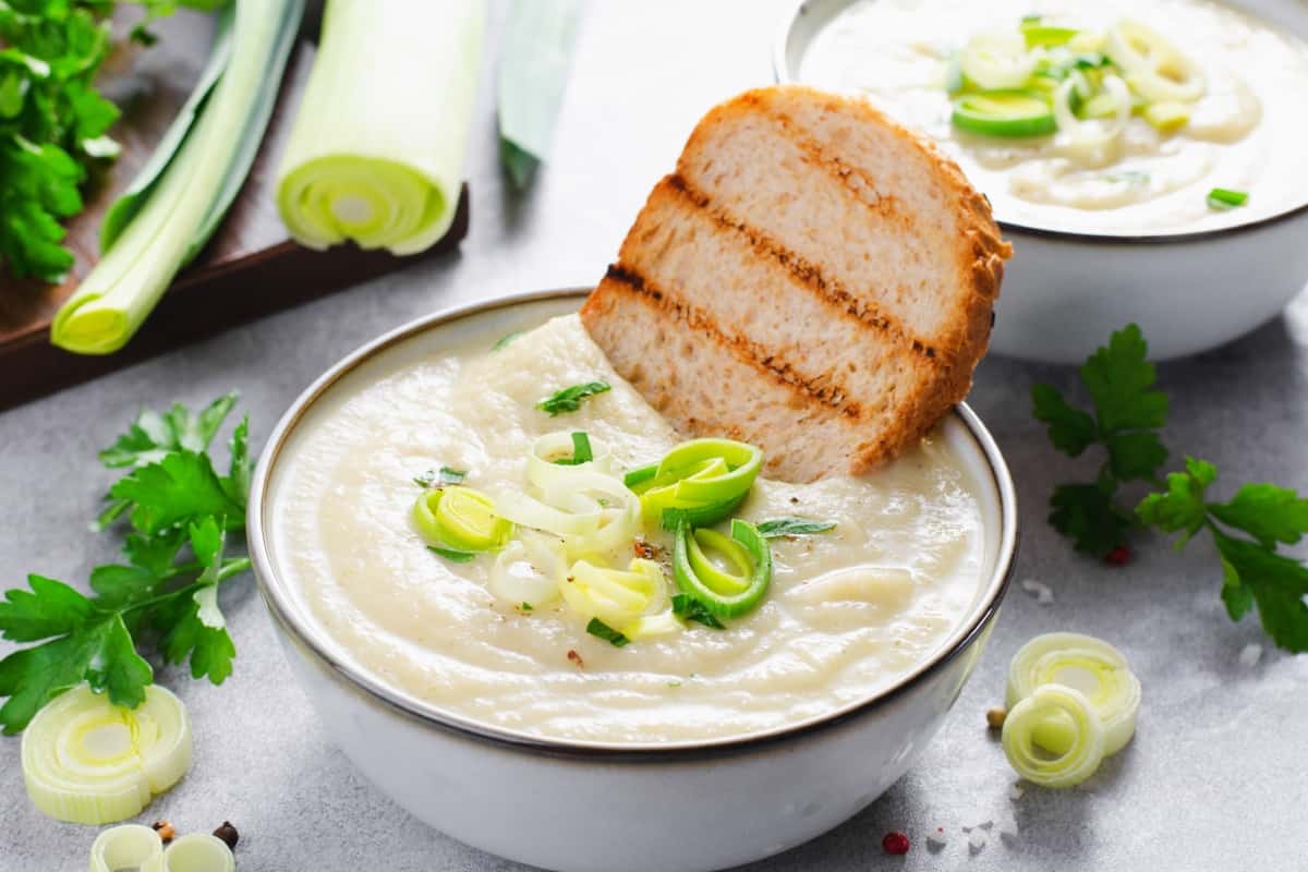 Complementa el menú de tu cena con estas recetas de sopas frías.