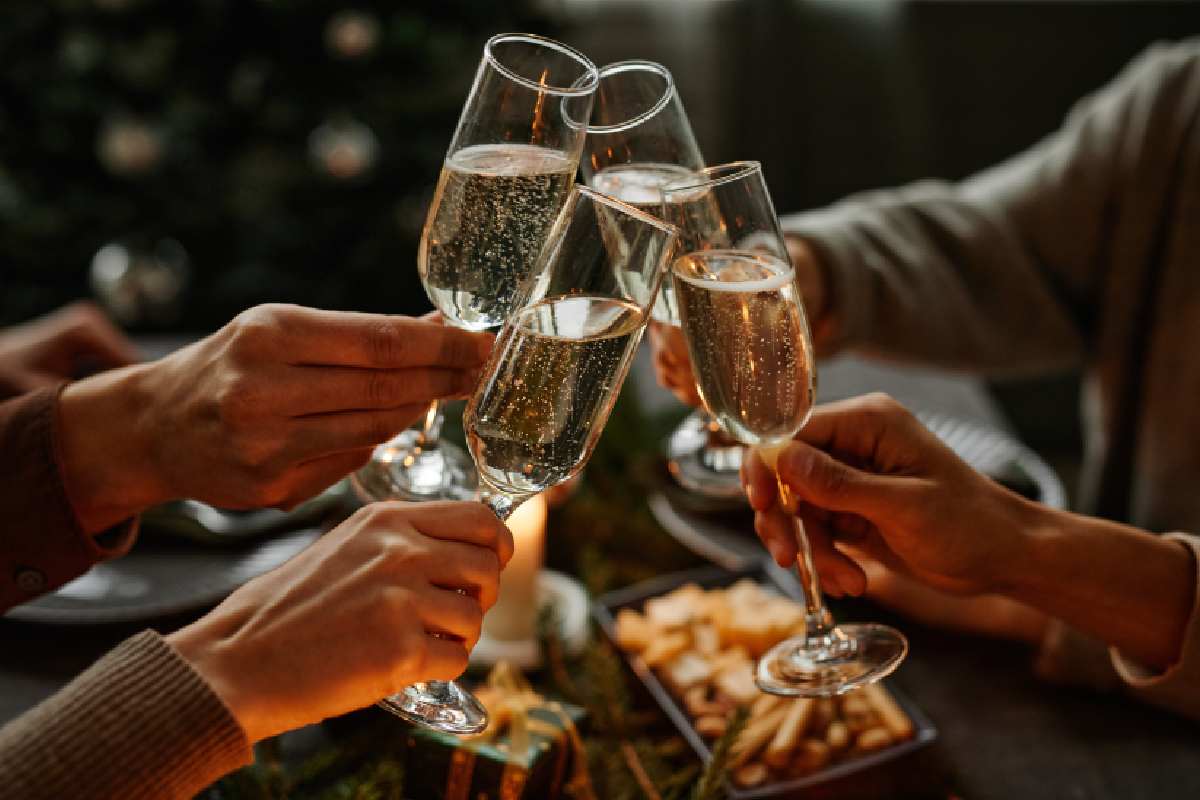 Se recomienda beber el champán a una temperatura entre 5 y 7 grados, en copa de vino o copa alta.