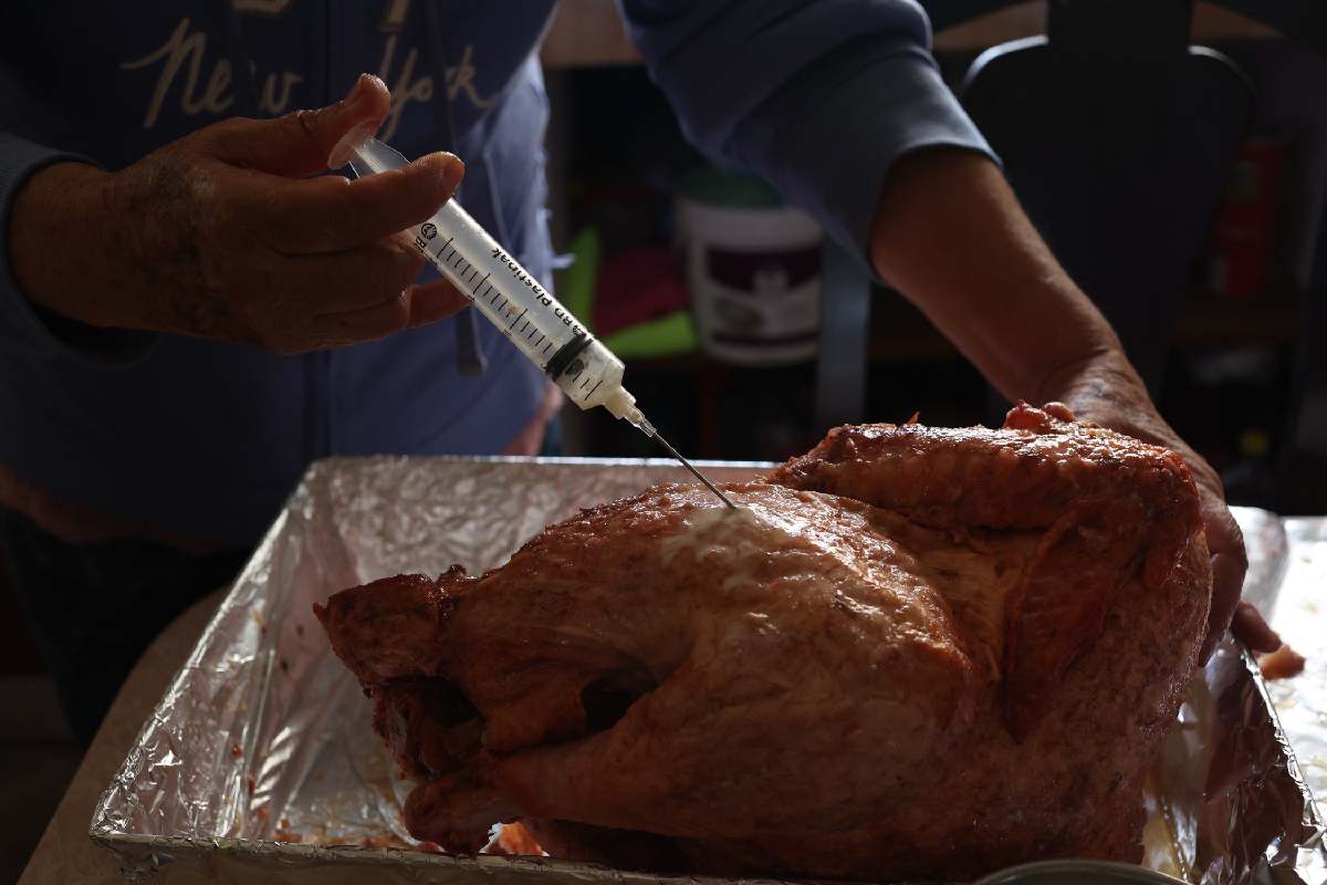 Inyectar el pavo es uno de los pasos indispensables para preparar pavo navideño. 