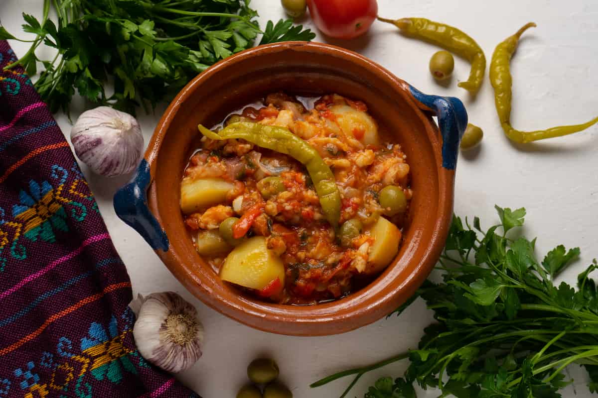 hacer bacalao en Navidad es muy sencillo solo requieres aprender a hidratar y desalar el bacalao, además de conocer sus ingredientes